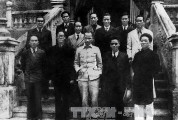 Chính phủ lâm thời Việt Nam Dân chủ Cộng hòa ra mắt sau khi Cách mạng tháng Tám thành công. Ảnh: TTXVN