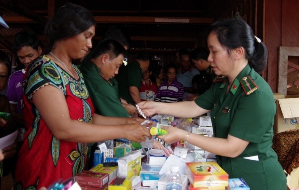 Quân y BĐBP Kon Tum khám bệnh cho nhân dân làng Tà Ngà, làng Choong, xã Nhang