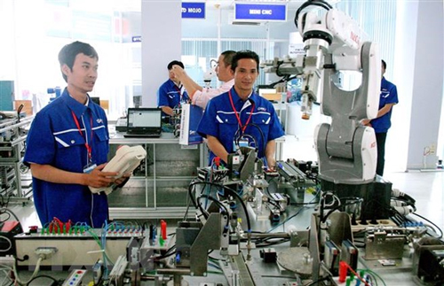 Xưởng thực hành tự động hóa với nhiều robot hiện đại tại Khu công nghệ cao Thành phố Hồ Chí Minh góp phần đào tạo nhân lực chất lượng cao cho Thành phố cũng như cả nước. Ảnh: TTXVN