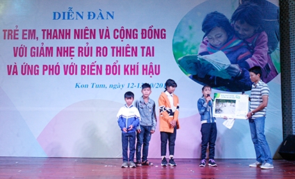 Các em học sinh chia sẻ về hoạt động kể chuyện qua ảnh tại Diễn đàn Trẻ em, thanh niên và cộng đồng với giảm nhẹ rủi ro thiên tai và ứng phó với biến đổi khí hậu (nguồn ảnh: baokontum.com.vn)