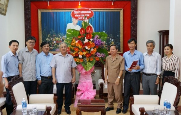Lãnh đạo tỉnh tặng hoa và chúc mừng cán bộ, CNVC Ủy ban MTTQ Việt Nam tỉnh