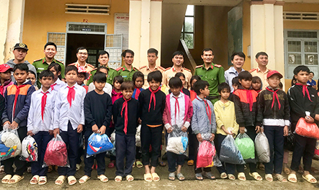 Ban tổ chức Chương trình “Áo ấm mùa đông 2018” trao tặng áo ấm cho các em học sinh Trường PTDTBT THCS xã Mường Hoong (baokontum.com.vn)