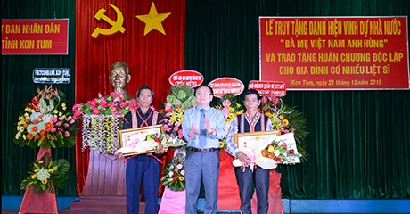 Trao Quyết định Truy tặng danh hiệu vinh dự Nhà nước "Bà mẹ Việt Nam anh hùng" cho thân nhân các Mẹ