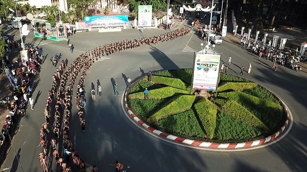 Lễ hội đường phố tại Tuần Văn hóa – Du lịch tỉnh Kon Tum lần thứ 4 đã để lại ấn tượng sâu sắc trong lòng người dân và du khách (nguồn ảnh: baovanhoa.vn)