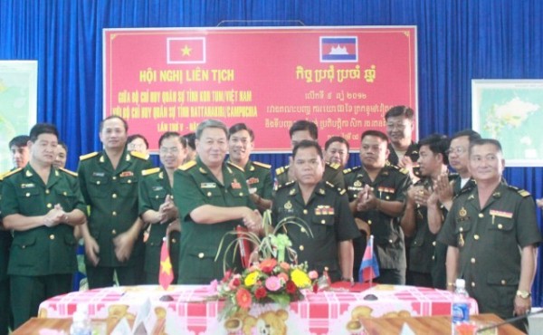 Bộ CHQS tỉnh Kon Tum ký kết liên tịch với Bộ CHQS tỉnh Rattanakiri tháng 5 năm 2012 (CPC)