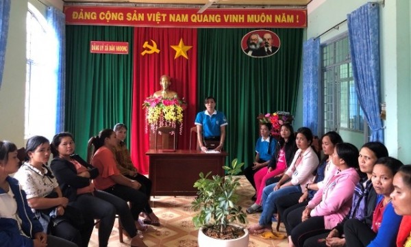 Chị em phụ nữ xã Đăk Nhoong trao đổi phương pháp nắm bắt tư tưởng, DLXH ở địa phương