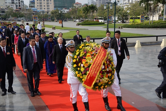 Đoàn đại biểu cấp cao Việt Nam dâng hoa tại Tượng đài Hữu nghị Việt Nam – Campuchia.