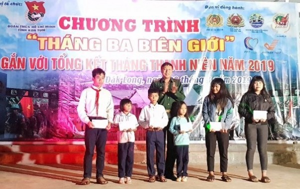 Bộ Chỉ huy Bộ đội Biên phòng tỉnh Kon Tum trao 06 suất học bổng “Nâng bước em đến trường” cho 06 em học sinh (500 ngàn đồng/tháng cho đến khi các em học hết lớp 12) tại Chương trình “Tháng ba biên giới” 2019 (nguồn: kontum.gov.vn&#