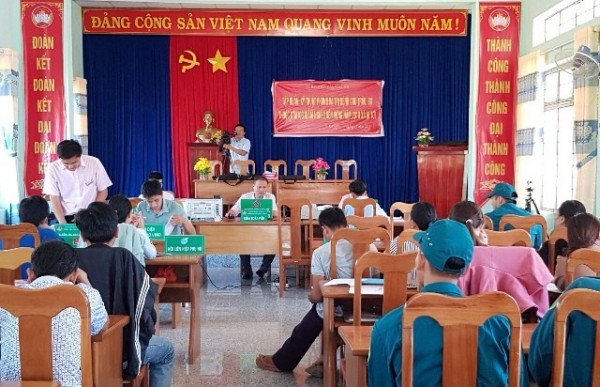 NHCSXH huyện hỗ trợ người dân xã Ia Tơi vay vốn làm ăn phát triển kinh tế