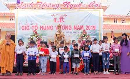 Huyện Đăk Hà trao 22 suất học bổng khuyến học Hùng Vương (1 triệu đồng/suất) cho 22 HS nghèo vượt khó học giỏi và trao 300 suất quà cho hộ nghèo trên địa bàn tại Lễ Giỗ Tổ Hùng Vương năm 2019 (nguồn: baokontum.com.vn)