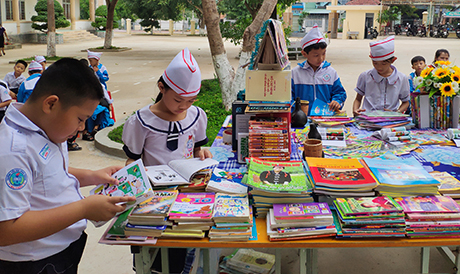 Ngày hội Đọc sách ở Trường Tiểu học Hùng Vương, thị trấn Sa Thầy (nguồn: baokontum.com.vn)