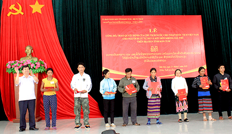 Đồng chí Nguyễn Hữu Tháp - Phó Chủ tịch UBND tỉnh trao Quyết định của Chủ tịch nước cho các công dân. Ảnh: QĐ