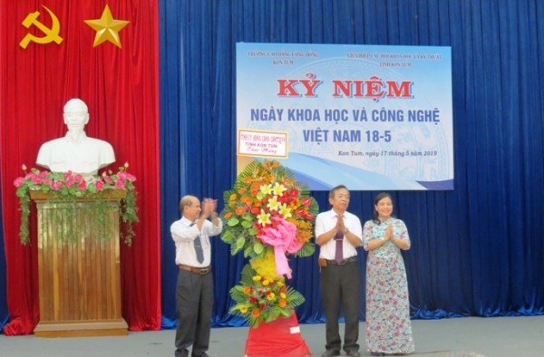 Phó Chủ tịch UBND tỉnh Trần Thị Nga tặng lẵng hoa chúc mừng