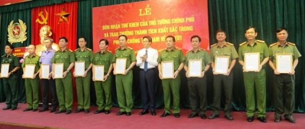 Phó Thủ tướng Vũ Đức Đam trao thư khen của Thủ tướng cho  các đơn vị, địa phương;  Đại tá Nguyễn Công Văn, Giám đốc Công an tỉnh Kon Tum (đầu tiên bên phải) nhận thư khen.