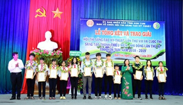 Trao giải cho các tác giả đạt giải tại Lễ Tổng kết và trao giải Hội thi Sáng tạo kỹ thuật lần thứ VIII và Cuộc thi Sáng tạo thanh thiếu niên - nhi đồng lần thứ XI tỉnh Kon Tum năm 2018-2019  (nguồn: baokontum.com.vn)