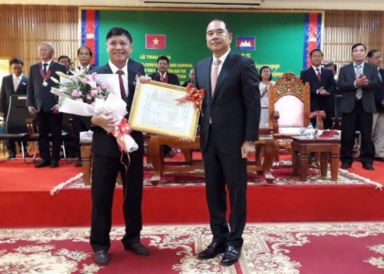 Đ/c Đại tá Nguyễn Công Văn-Giám đốc Công an tỉnh Kon Tum nhận Huân chương Hữu nghị do Chính phủ Vương quốc Campuchia trao tặng