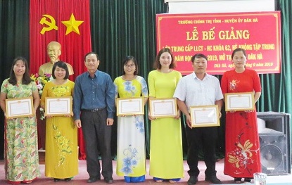 Trường chính trị tỉnh phối hợp với Huyện ủy Đăk Hà tổ chức lớp trung cấp lý luận chính trị - hành chính tại huyện
