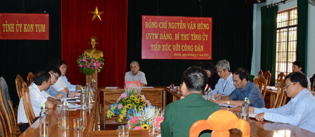 Bí thư Tỉnh ủy Nguyễn Văn Hùng và lãnh đạo các sở, ban, ngành tỉnh, huyện Đăk Hà tiếp, đối thoại trực tiếp với công dân vào ngày 08/11/2019. (ảnh TL)