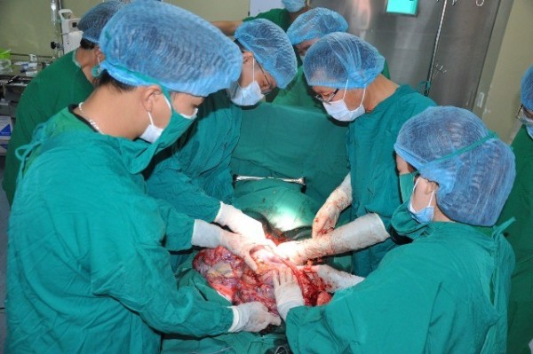 Kíp mổ do BSCKI. Đinh Hữu Hòa – Trưởng khoa Ung Bướu - Bệnh viện Đa khoa tỉnh Kon Tum đang thực hiện mổ loại bỏ khối u cho người bệnh