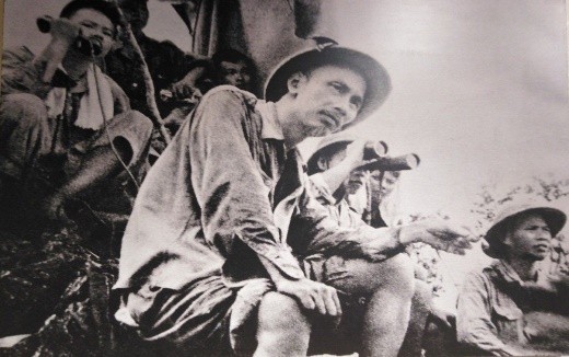 Chủ tịch Hồ Chí Minh trên đài quan sát tại mặt trận Đông Khê (1950).