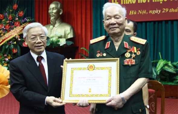 Tổng Bí thư, Chủ tịch nước Nguyễn Phú Trọng trao tặng Huy hiệu 75 năm tuổi Đảng cho đồng chí Lê Đức Anh, ngày 29/7/2013