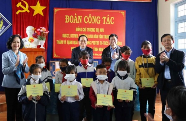 Trưởng Ban Dân vận Trung ương Trương Thị Mai thăm tặng quà tại trường PTDTBT TH - THCS xã Tu Mơ Rông, huyện Tu Mơ Rông (ảnh: kontum.gov.vn)