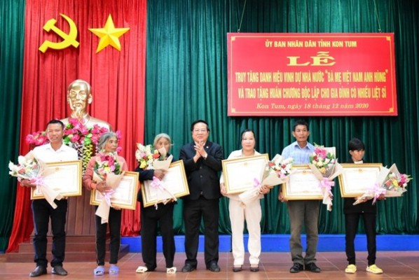 Trao Bằng chứng nhận truy tặng danh hiệu vinh dự Nhà nước “Bà mẹ Việt Nam anh hùng” cho thân nhân các mẹ Việt Nam anh hùng (ảnh: baokontum.com.vn)
