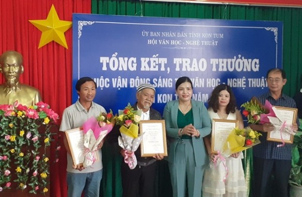 Đồng chí Y Ngọc - Ủy viên Ban Thường vụ Tỉnh ủy, Phó Chủ tịch UBND tỉnh trao thưởng cho các tác giả