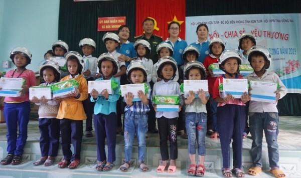 Chương trình đồng hành tặng quà cho học sinh xã Đăk Nhoong (huyện Đăk Glei).