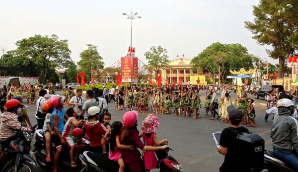 Lễ hội đường phố (lễ hội cồng chiêng) Kon Tum – một trong những hoạt động VHVN góp phần phát triển KT-XH chung của tỉnh