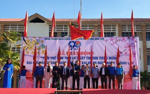 Trao cờ phát động thi đua 90 ngày chào mừng Đại hội Đảng toàn quốc lần thứ XIII và chào mừng 90 năm Ngày thành lập Đoàn TNCS Hồ Chí Minh.