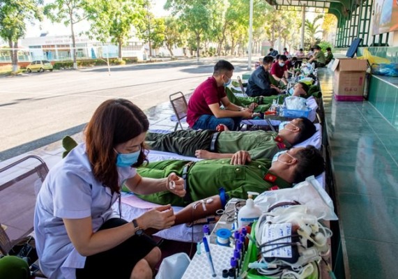 Cán bộ, chiến sĩ lực lượng Công an hiến máu tình nguyện. (ảnh: baokontum.com.vn)