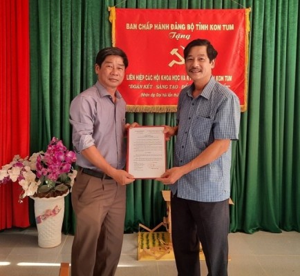 Trao Quyết định cho ông Nguyễn Ngọc Sơn (đứng bên phải)