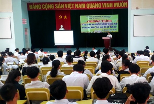 Hơn 300 em học sinh khối lớp 12 trên địa bàn thành phố Kon Tum tham gia Chương trình (ảnh: Đào Thị Hiền)