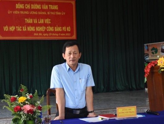 Đồng chí Bí thư Tỉnh ủy Dương Văn Trang thăm, làm việc với HTX Nông nghiệp Công bằng Pô Kô Farms. Ảnh: VP
