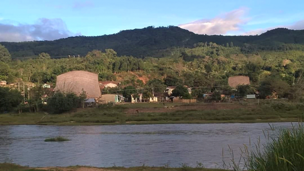Một ngôi làng ven sông thơ mộng của bà con Tơ Đra, xã Đăk Tơ Lung, huyện Kon Rẫy