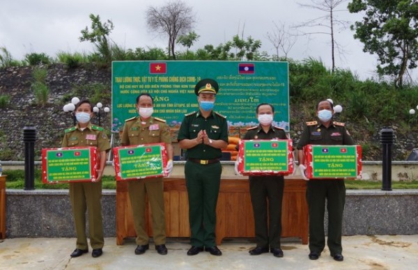 BĐBP tỉnh Kon Tum trao tặng, hỗ trợ lương thực, vật tư y tế cho Công an, Quân sự hai tỉnh Attapư và Sê Kông, Lào.