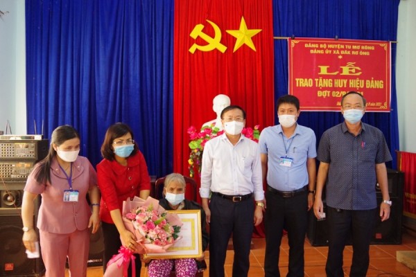 Phó Bí thư Tỉnh ủy Nguyễn Văn Hòa trao Huy hiệu 60 năm tuổi Đảng cho đảng viên Y Đoàn. (ảnh: baokontum.com.vn)