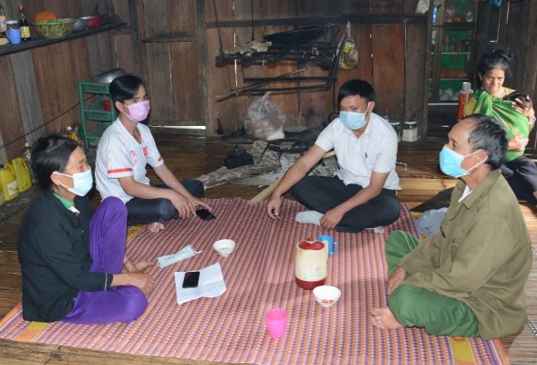 Những cựu thanh niên xung phong ở xã Măng Bút kể chuyện tham gia phục vụ kháng chiến. Ảnh: MT