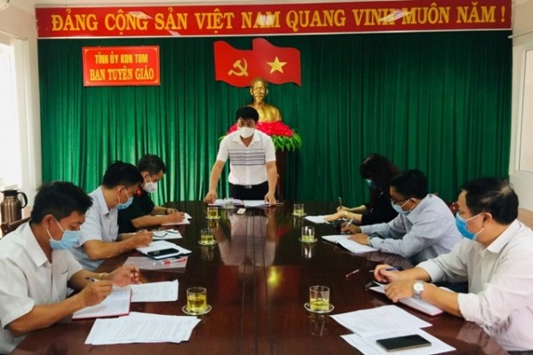 Đồng chí Huỳnh Quốc Huy phát biểu kết luận tại cuộc họp.