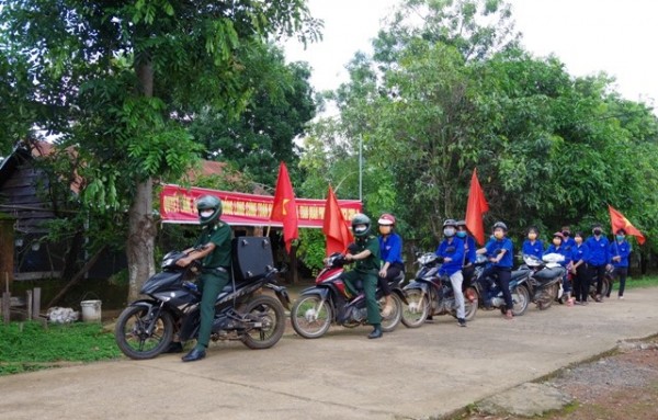 Đồn Biên phòng Hồ Le cùng với Đoàn xã Ia Đal (huyện Ia H’Drai) ra quân tuyên truyền cho người dân