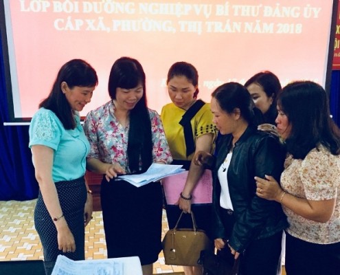 TS. Trương Thị Bạch Yến đang trao đổi với học viên tại Lớp Bồi dưỡng nghiệp vụ bí thư cấp ủy cơ sở do tỉnh Kon Tum tổ chức
