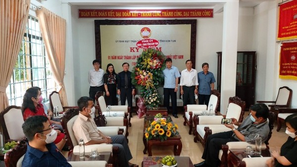 Lãnh đạo Tỉnh ủy-HĐND-UBND tỉnh tặng hoa Ủy ban MTTQ Việt Nam tỉnh