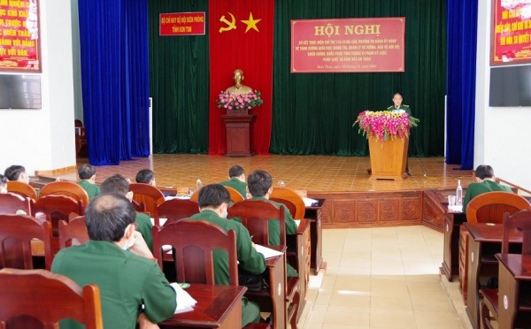 Đại tá Dương Thế Võ, Tỉnh uỷ viên, Chỉ huy trưởng BĐBP tỉnh phát biểu tại hội nghị