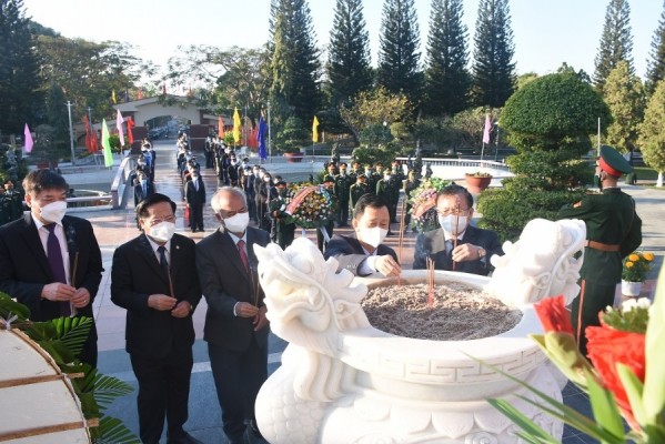 Các đồng chí lãnh đạo tỉnh dâng hương, dâng hoa tại Nghĩa trang Liệt sĩ tỉnh. Ảnh: VP