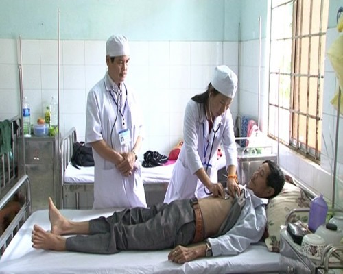Y-Bác sĩ BV đa khoa tỉnh Kon Tum khám chữa bệnh cho bệnh nhân