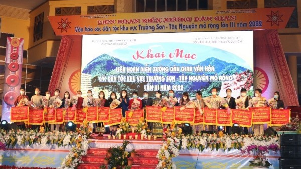 Lãnh đạo Bộ VH, TT&DL và lãnh đạo UBND tỉnh Kon Tum  tặng Cờ Lưu niệm cho các đoàn tham gia Liên hoan