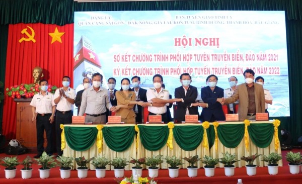 Quân cảng Sài Gòn và Ban Tuyên giáo các tỉnh ký kết Chương trình phối hợp TTBĐ năm 2022