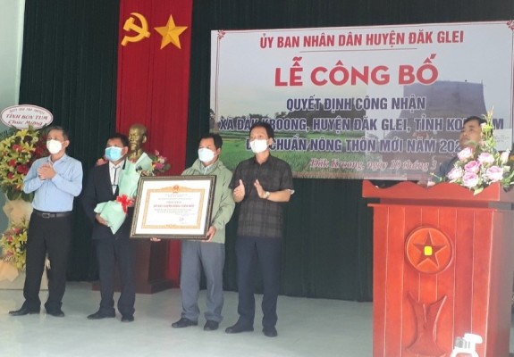 Huyện Đăk Glei công bố xã Đăk Kroong đạt chuẩn nông thôn mới năm 2021. (ảnh: baokontum.com.vn)