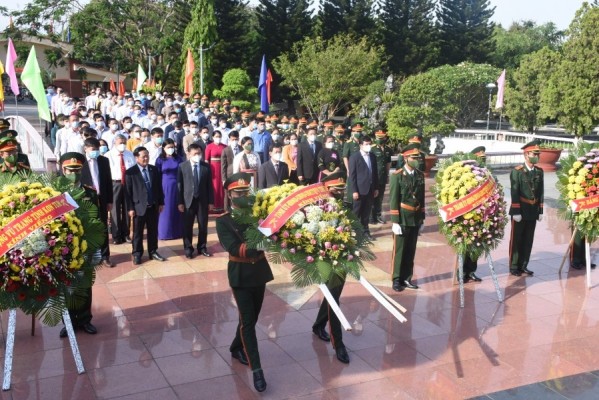 Các đồng chí lãnh đạo dâng hoa tại Nghĩa trang liệt sĩ tỉnh. Ảnh: PN